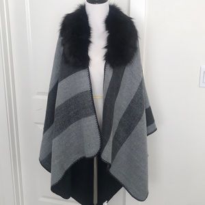 ❌SOLD❌ Black & Grey poncho with removable faux fur collar